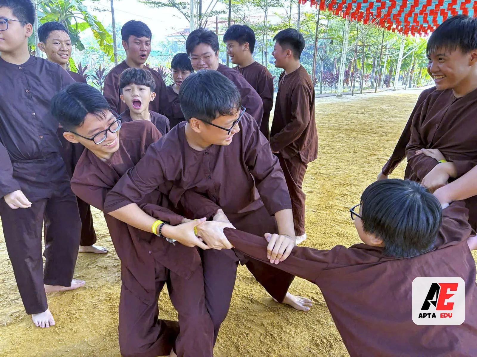 Trò chơi kéo co khi dã ngoại