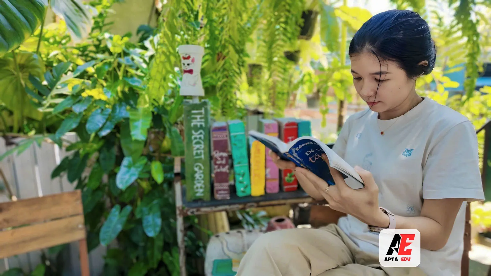 Học sinh đọc sách giữa vườn cây