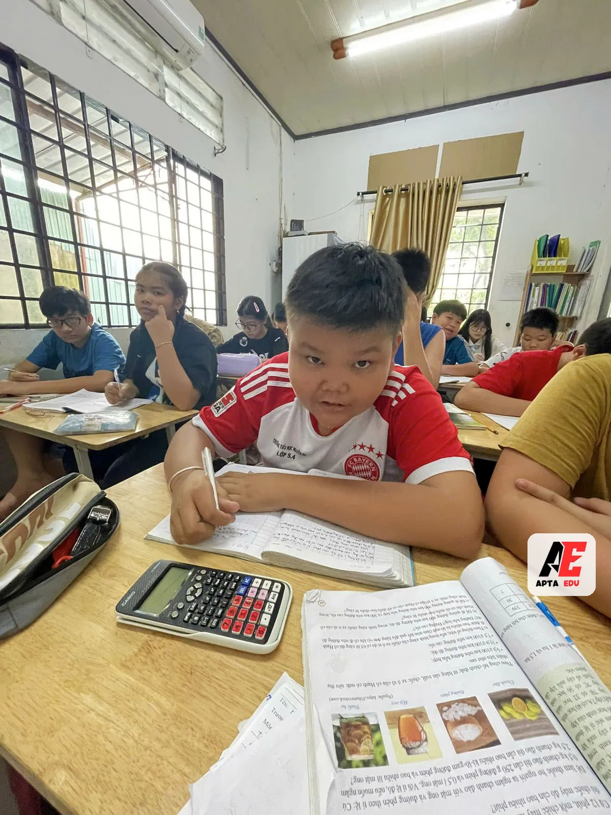 Học sinh giải bài tập Toán