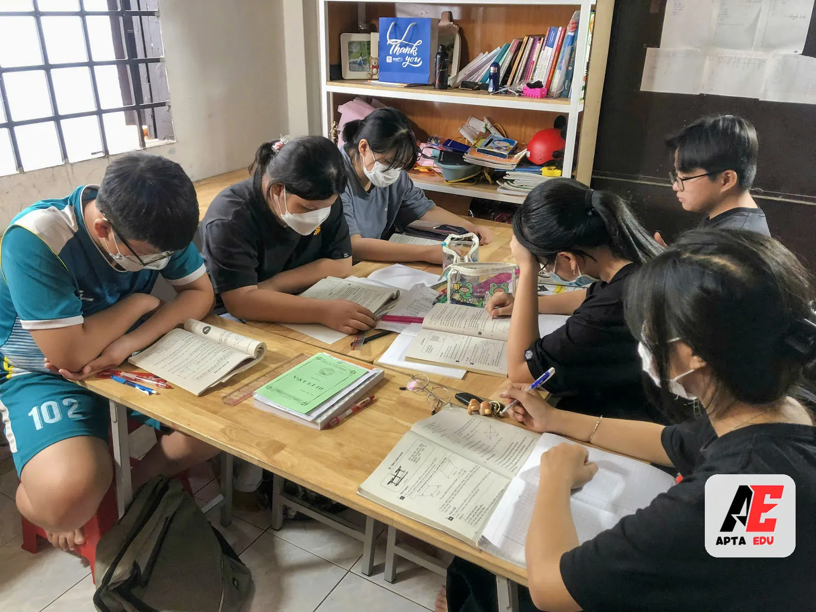 Học sinh ôn bài với tài liệu tại APTA EDU Phú Lợi