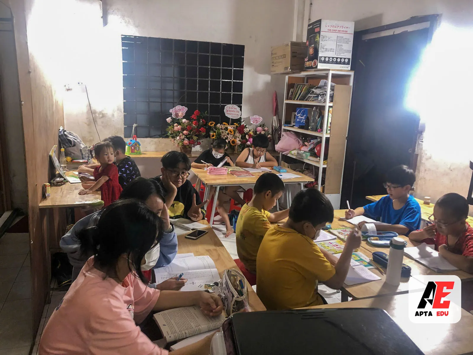 Học sinh học nhóm buổi tối tại APTA EDU
