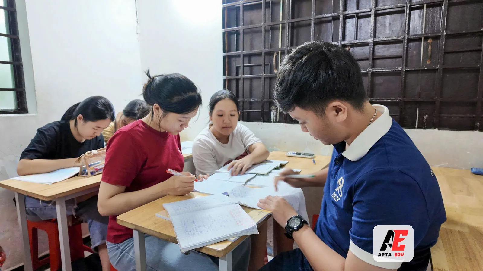 Giáo viên kèm nhóm học sinh cấp 2