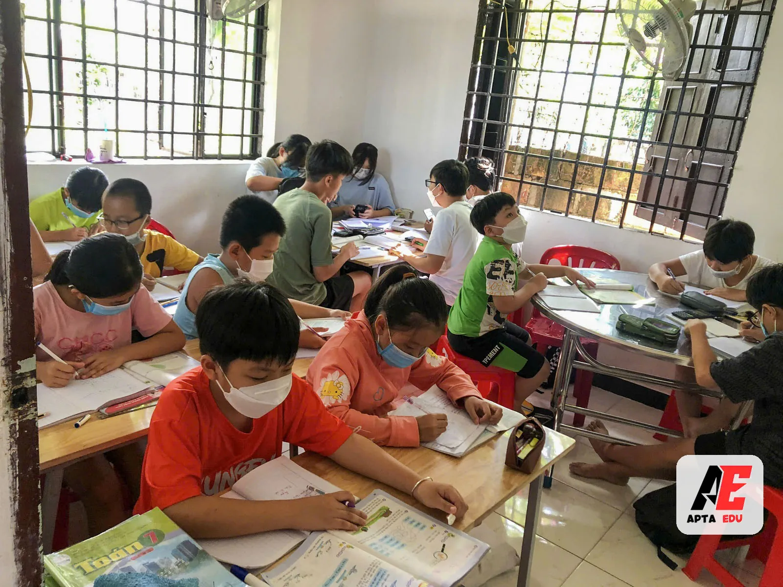 Học sinh làm bài tập về nhà tại trung tâm