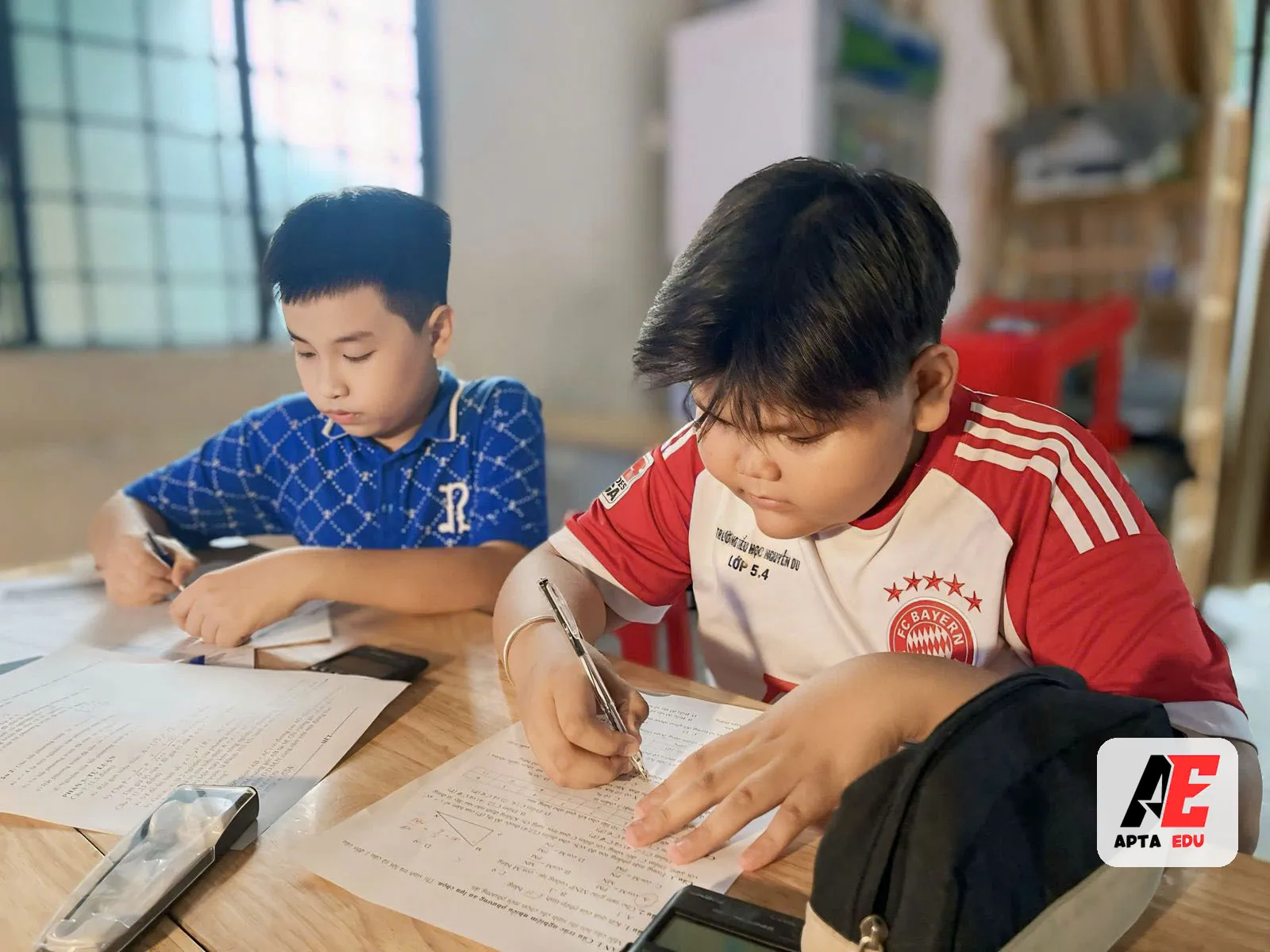 Học sinh làm bài tập về nhà tại APTA EDU