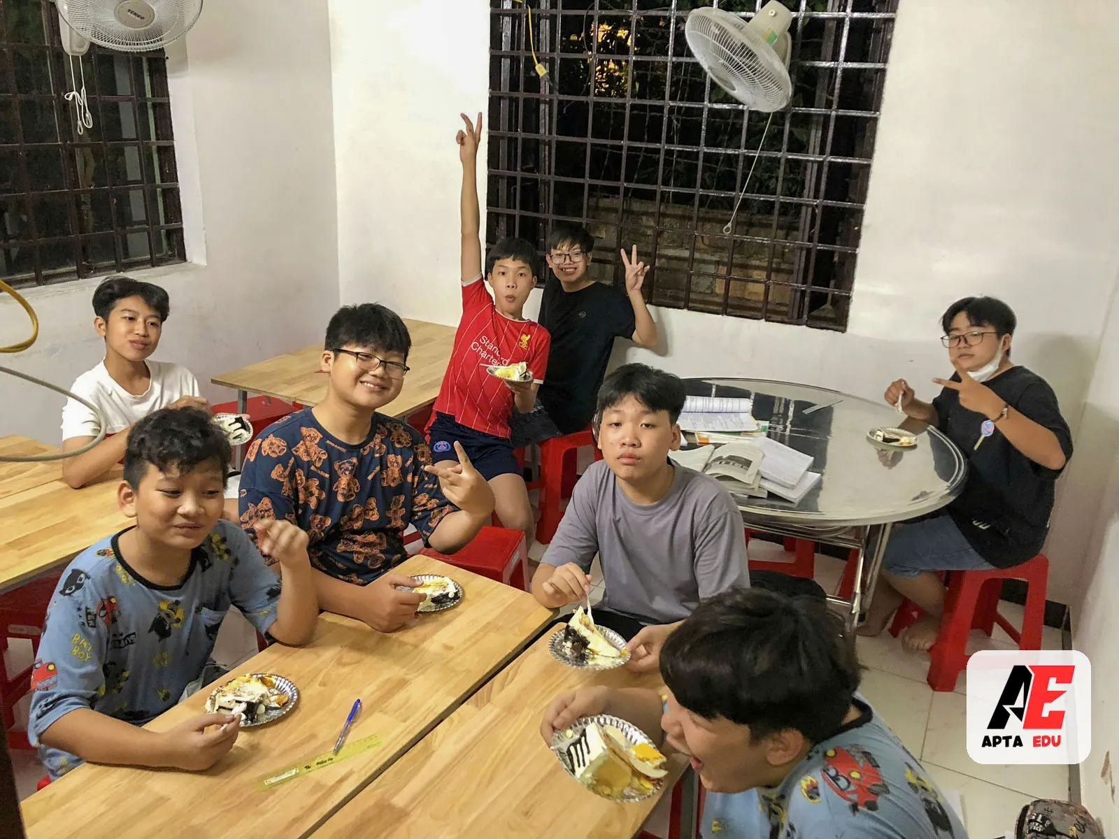 Học sinh liên hoan cuối năm tại lớp