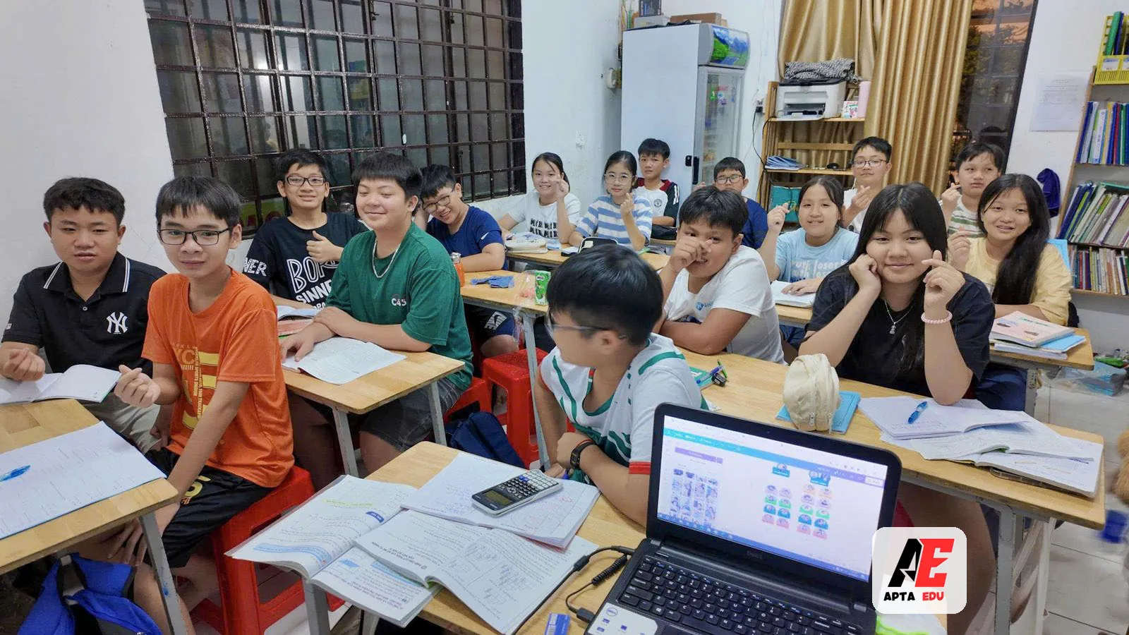 Học sinh cấp 2 học tại lớp của APTA EDU