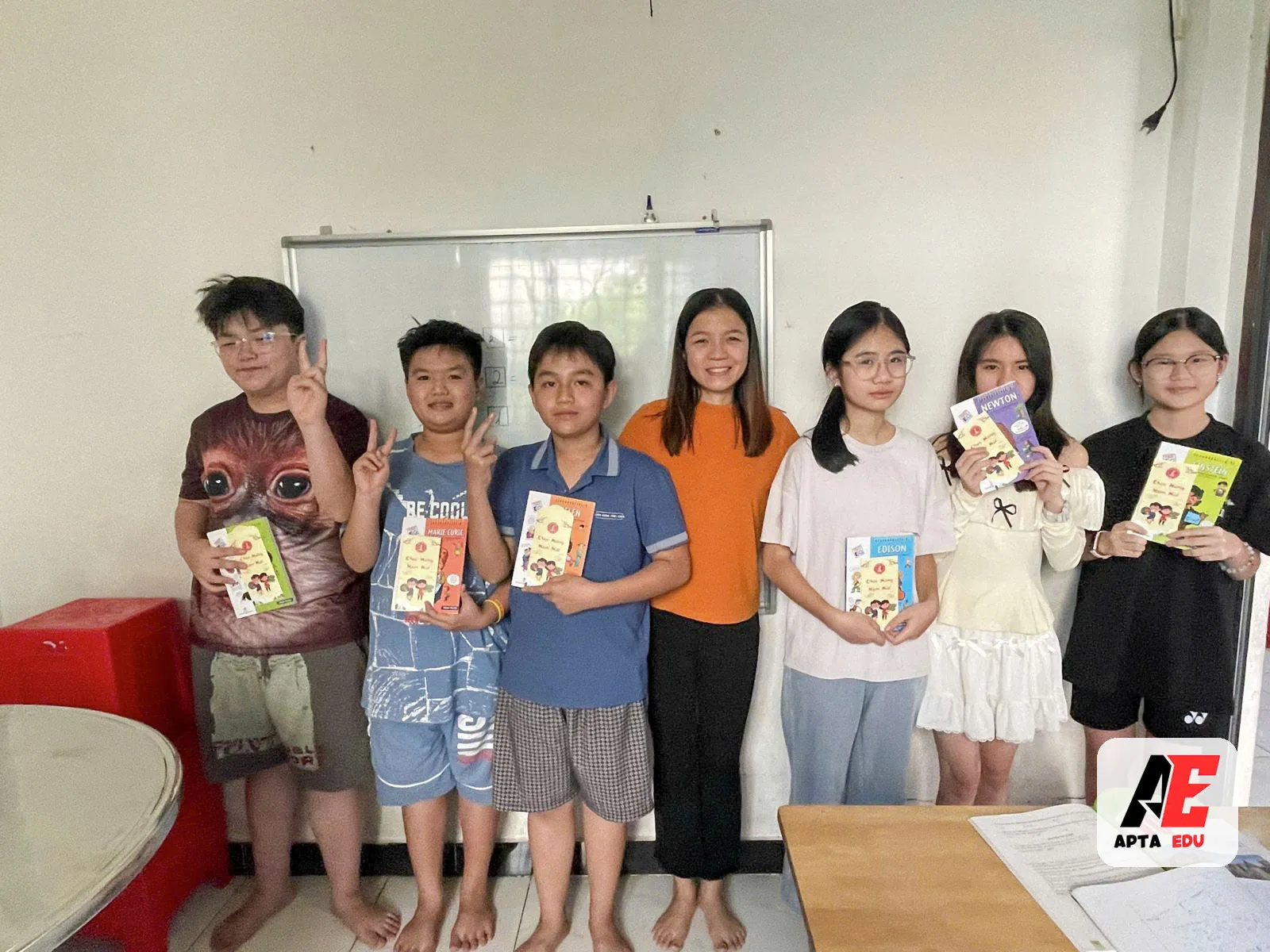 Học sinh cầm sách được tặng