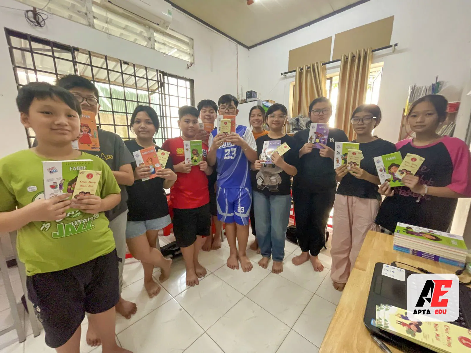 Học sinh nhận sách tặng