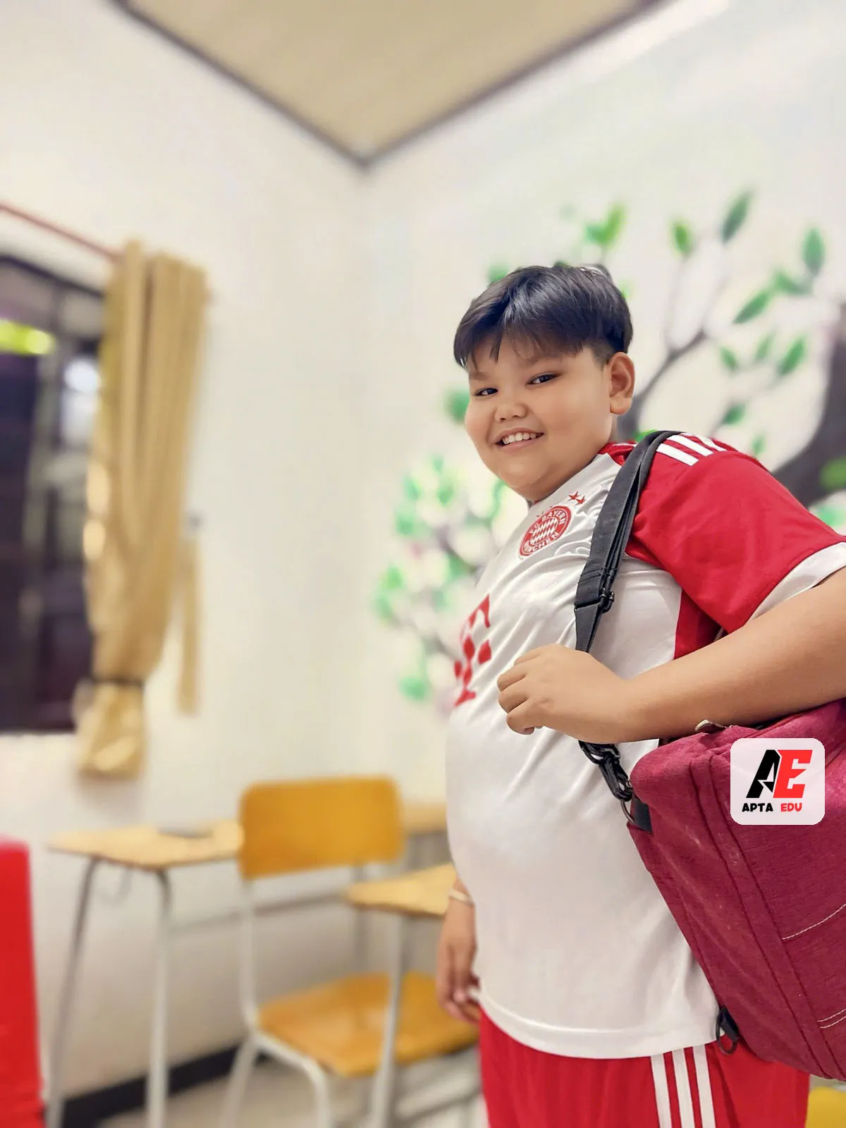 Học sinh mang cặp đến lớp